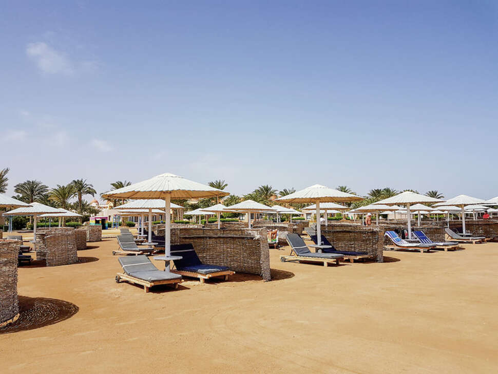 Een foto van het strand bij Pharaoh Azur Resort