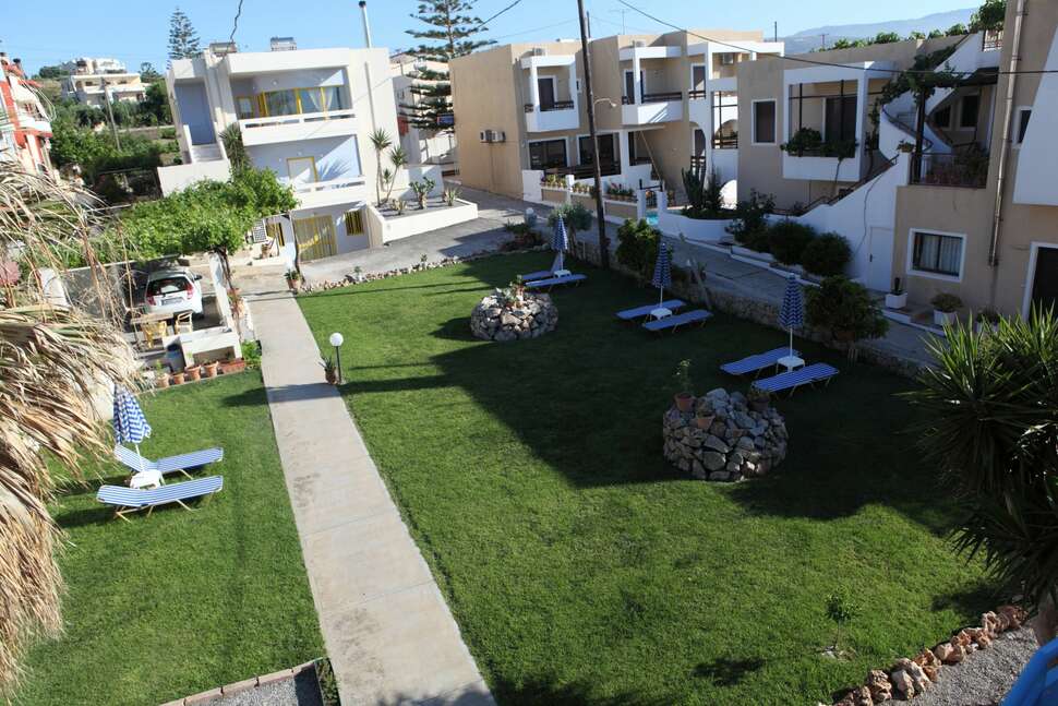 Ein Foto von der Terrasse im Danaos Beach Apartments