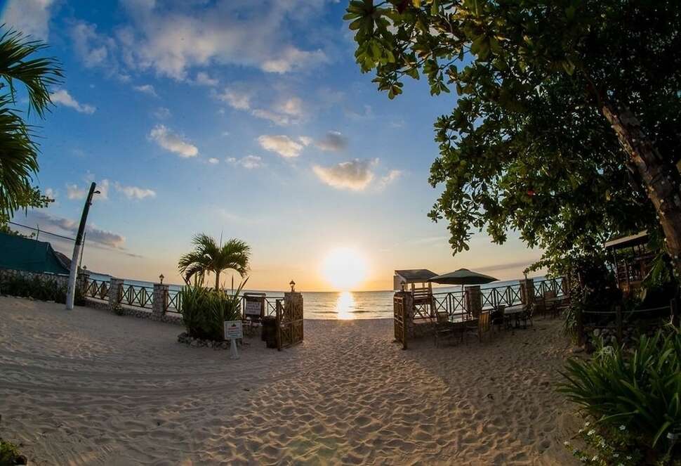 Een foto van het strand bij Rondel Village