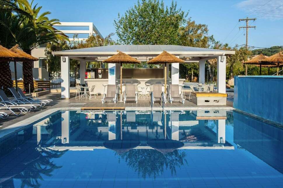 Een foto van het zwembad bij Amour Holiday Resort