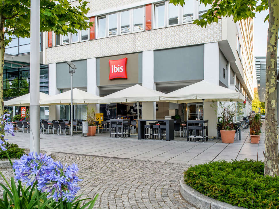 Een foto van het terras bij Ibis Dresden Zentrum