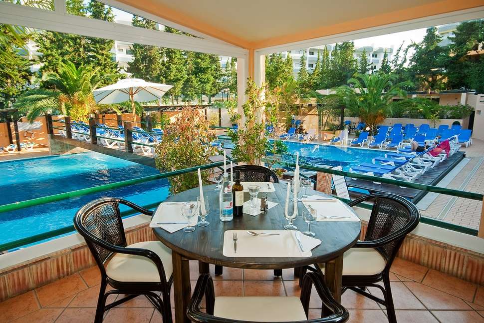 Een foto van het terras bij Hotel Balaia Mar