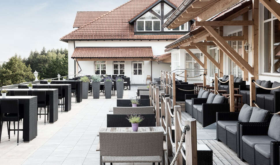 Een foto van het terras bij Burghotel Am Hohen Bogen