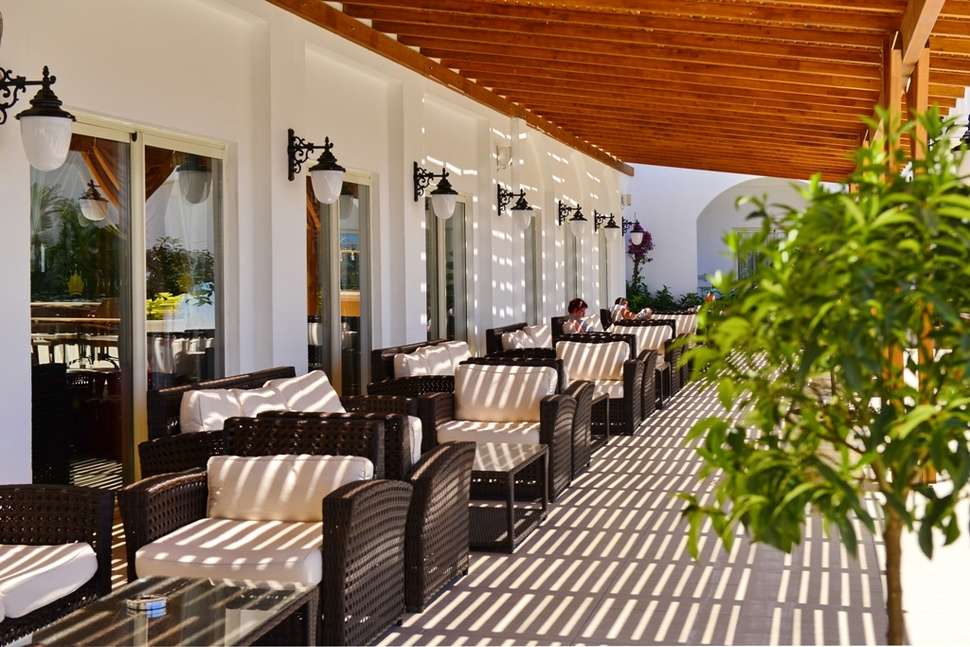 Een foto van het terras bij Hotel Side Crown Serenity