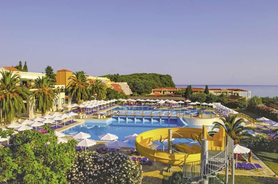 Een foto van het zwembad bij Roda Beach Resort & Spa
