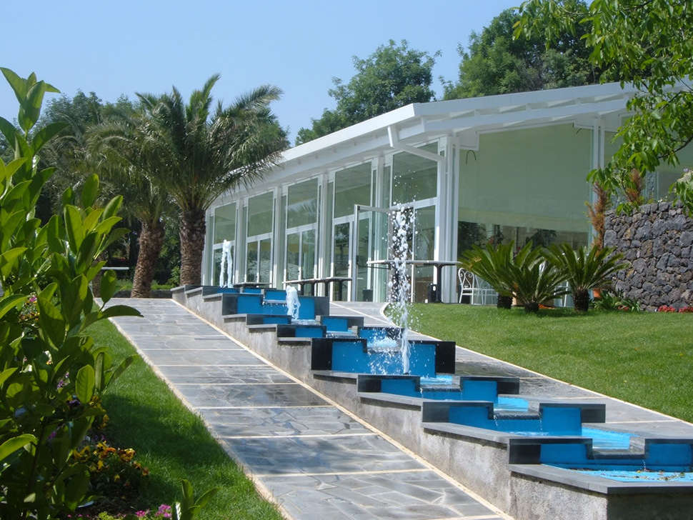 Een foto van het terras bij Esperia Palace Hotel