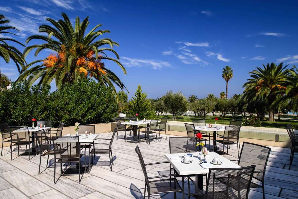 Een foto van het terras bij Kassandra Palace Hotel & Spa