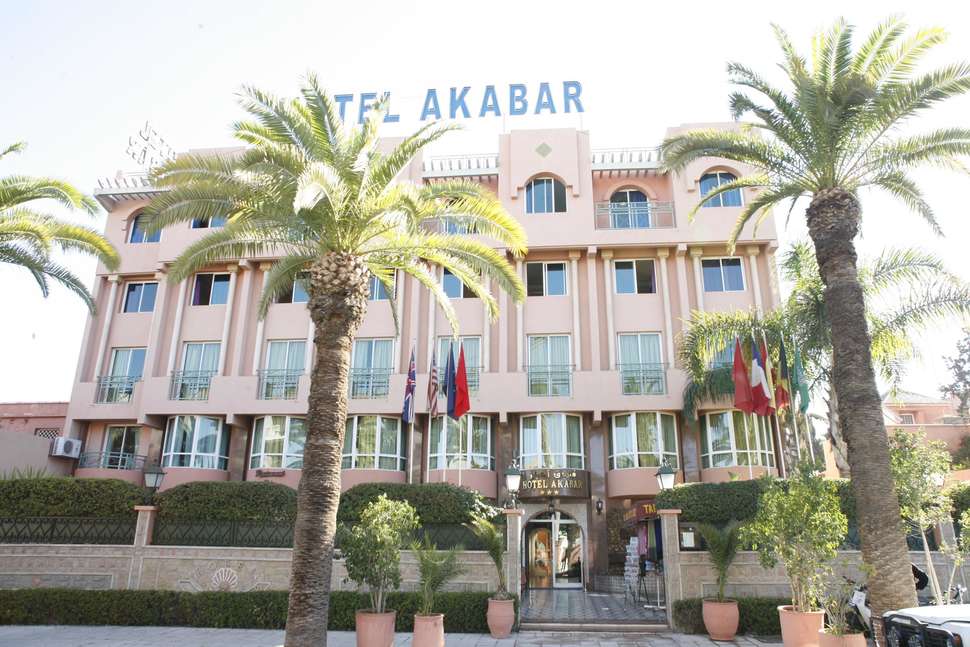 Ein Foto von der Außenansicht des Hotel Akabar