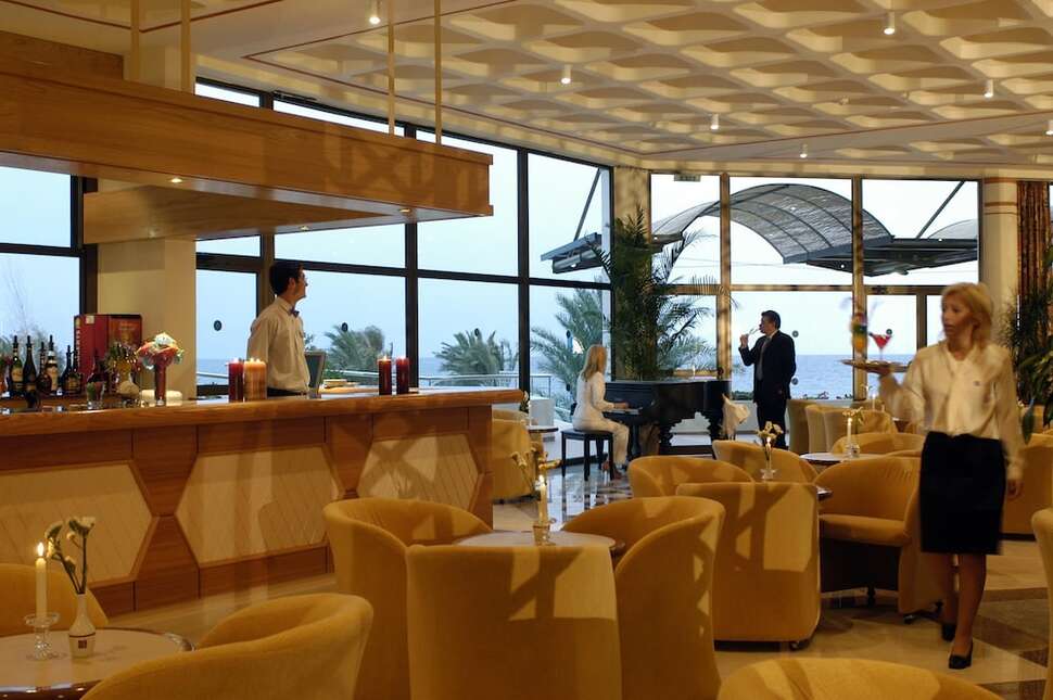 Een foto van de faciliteiten bij Constantinou Bros Athena Royal Beach Hotel