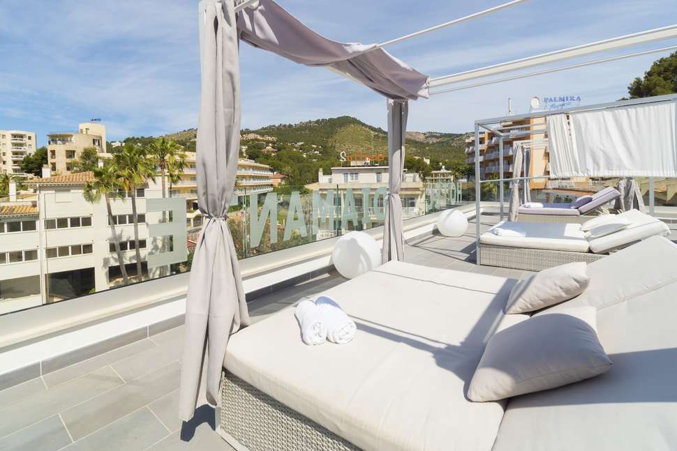 Een foto van het terras bij Diamante Paguera Boutique