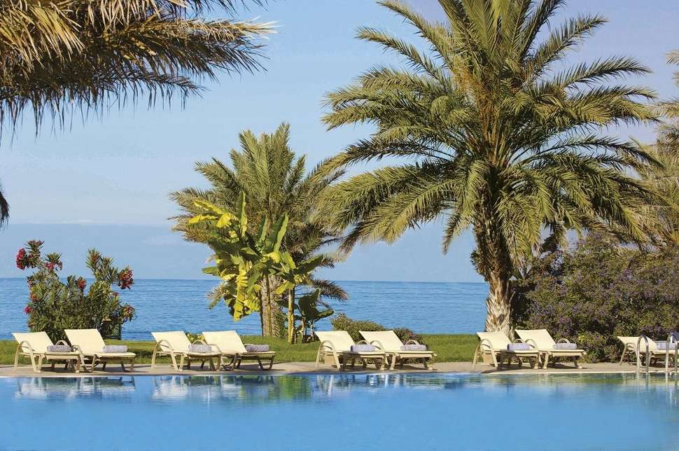 Een foto van het zwembad bij Constantinou Bros Athena Beach Hotel