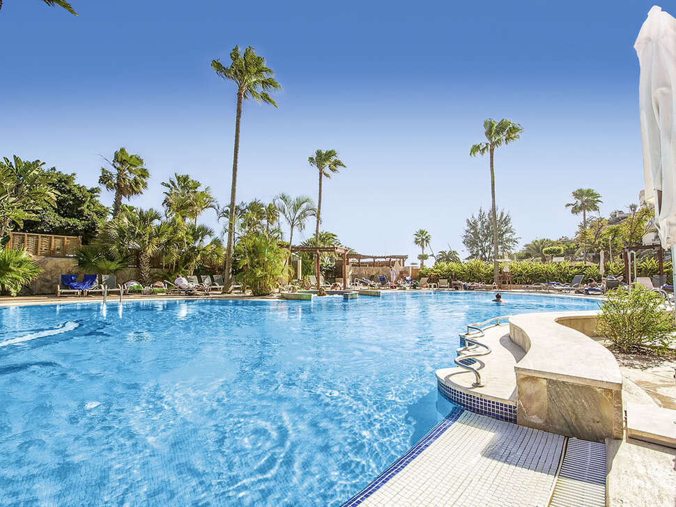 Een foto van het zwembad bij Corallium Dunamar by Lopesan Hotels
