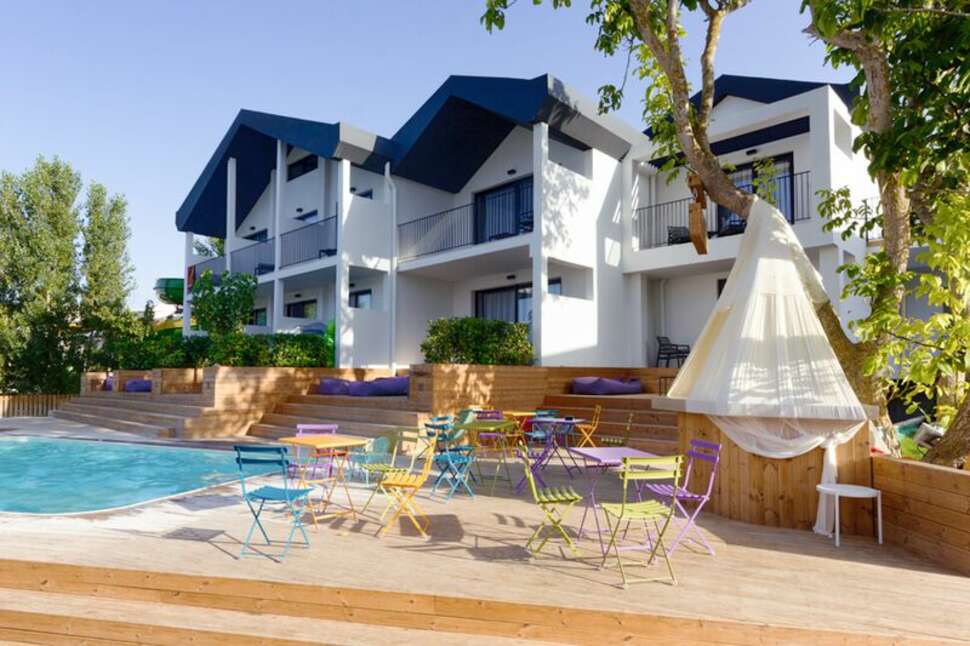 Een foto van het terras bij Aqua Bay Hotel