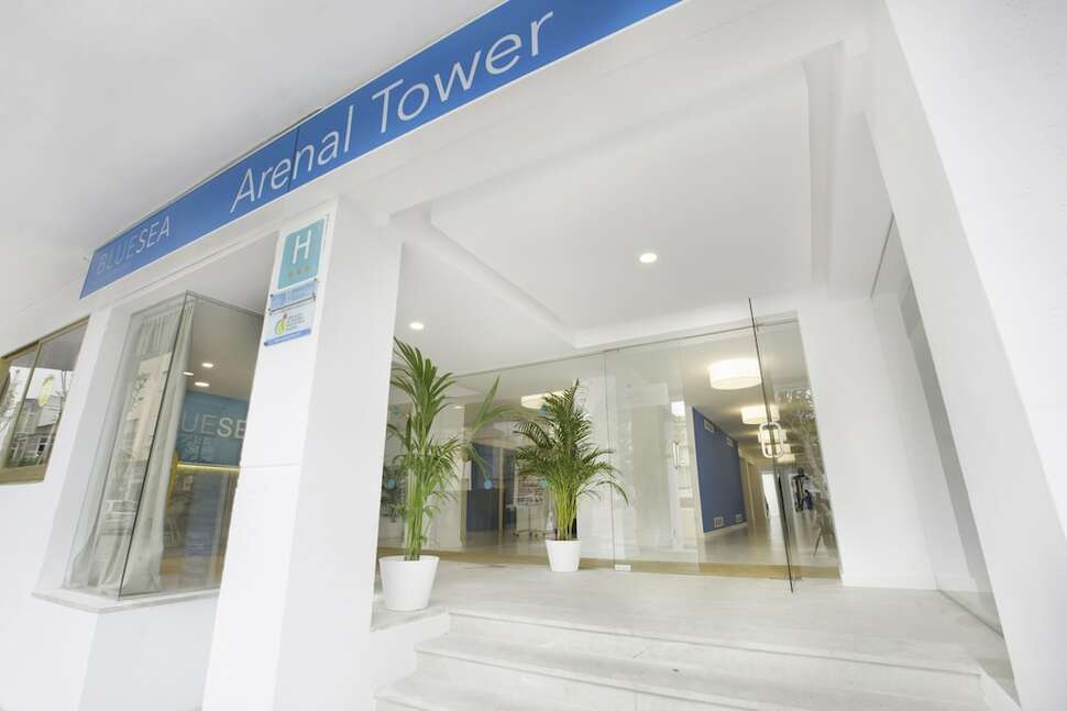 Een foto van de buitenkant van Blue Sea Arenal Tower