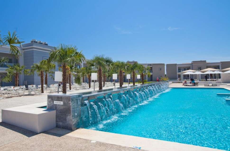 Een foto van het zwembad bij TUI Blue Lagoon Princess