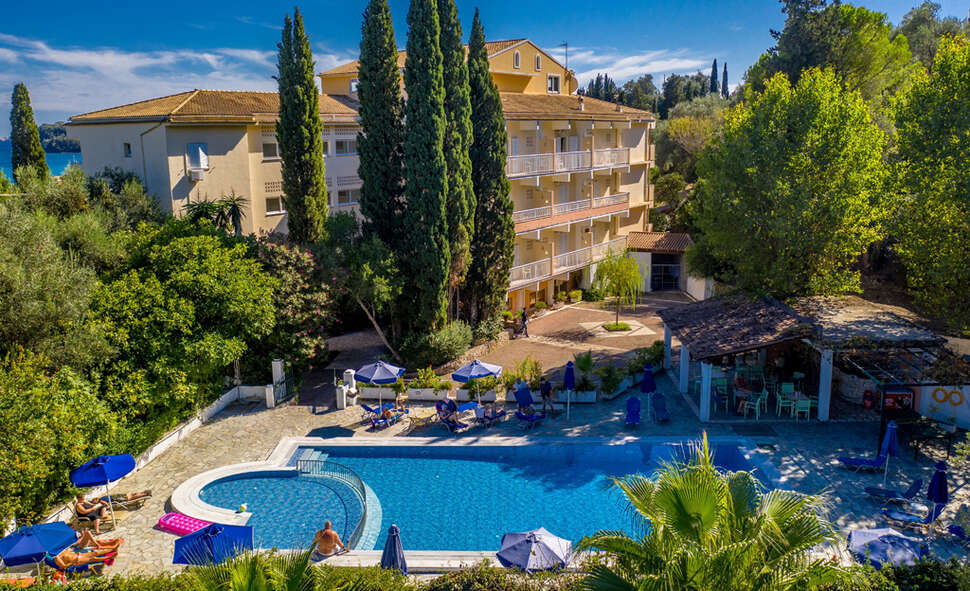 Ein Foto vom Pool im Ipsos Beach Hotel