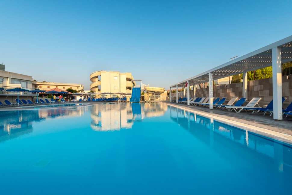 Een foto van het zwembad bij Delfinia Resort