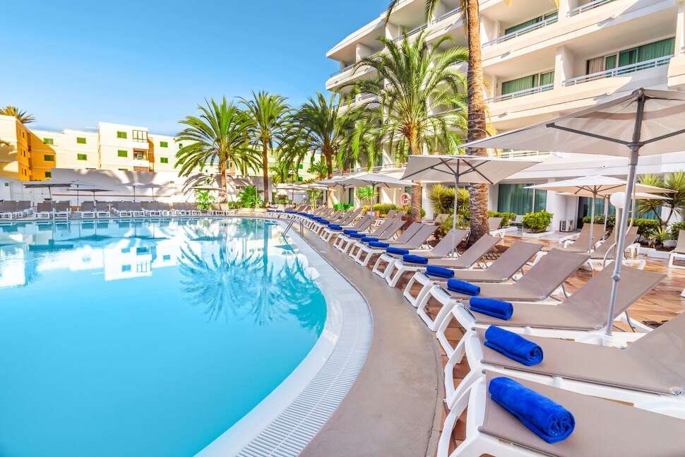 Een foto van het zwembad bij Hotel Akeah Broncemar