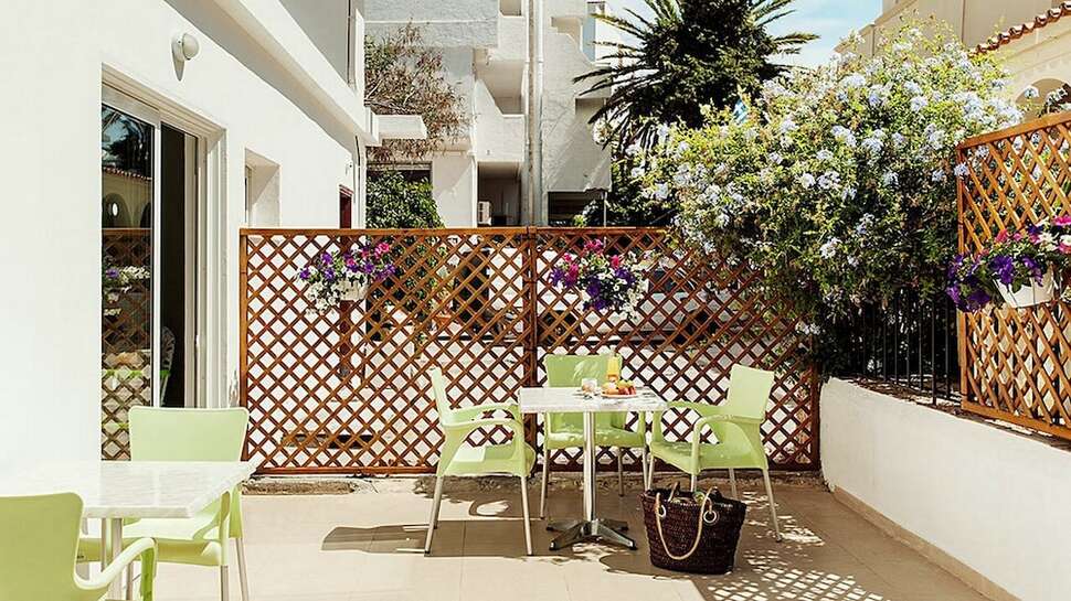 Een foto van het terras bij Santa Maria City Hotel