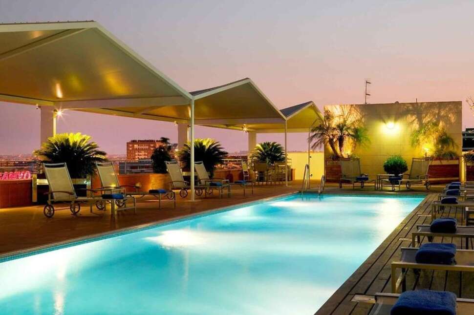Een foto van het zwembad bij Hotel Novotel Sevilla
