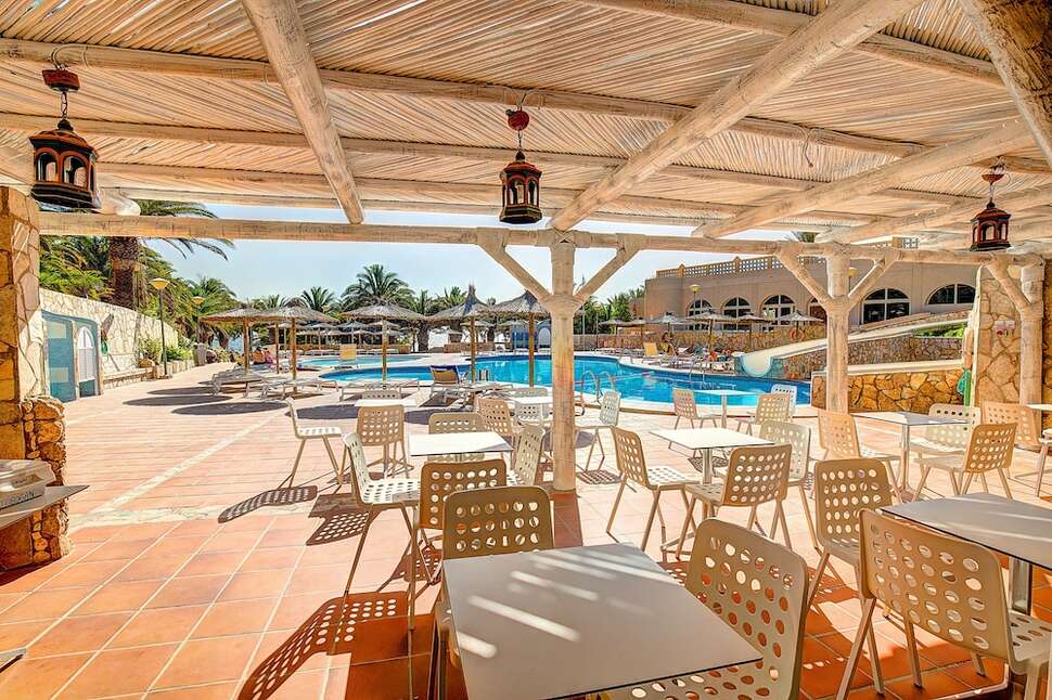 Een foto van het terras bij SBH Hotel Monica Beach Resort