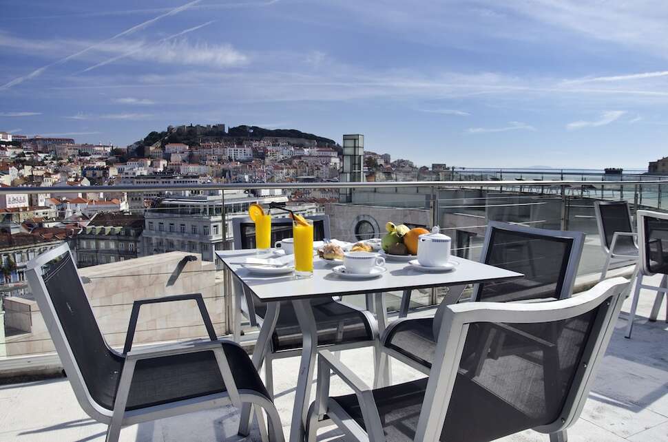 Een foto van het terras bij VIP Executive Eden Aparthotel