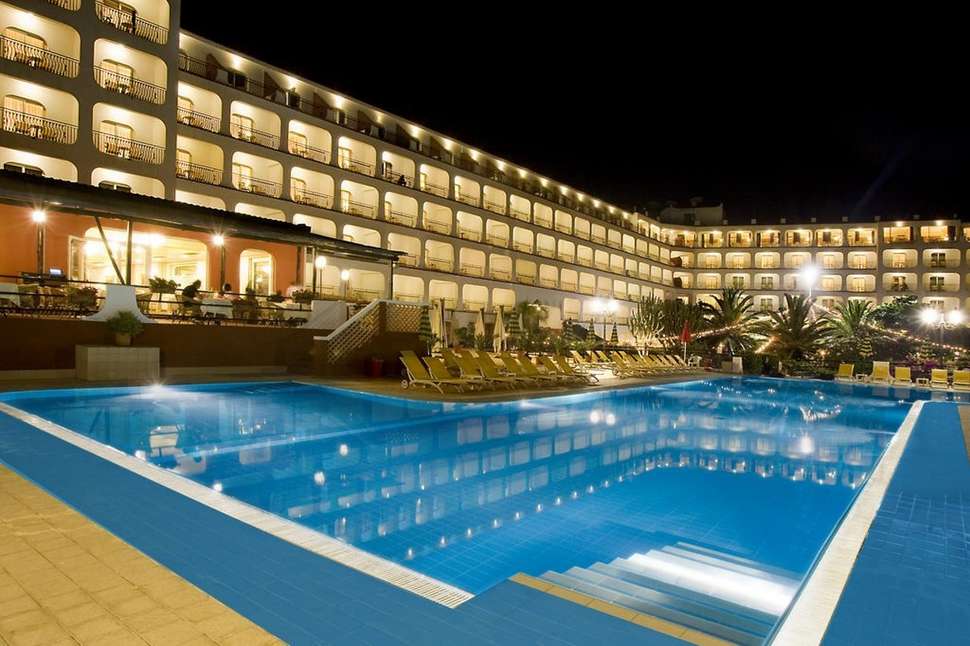 Ein Foto vom Pool im Delta Hotels Giardini Naxos