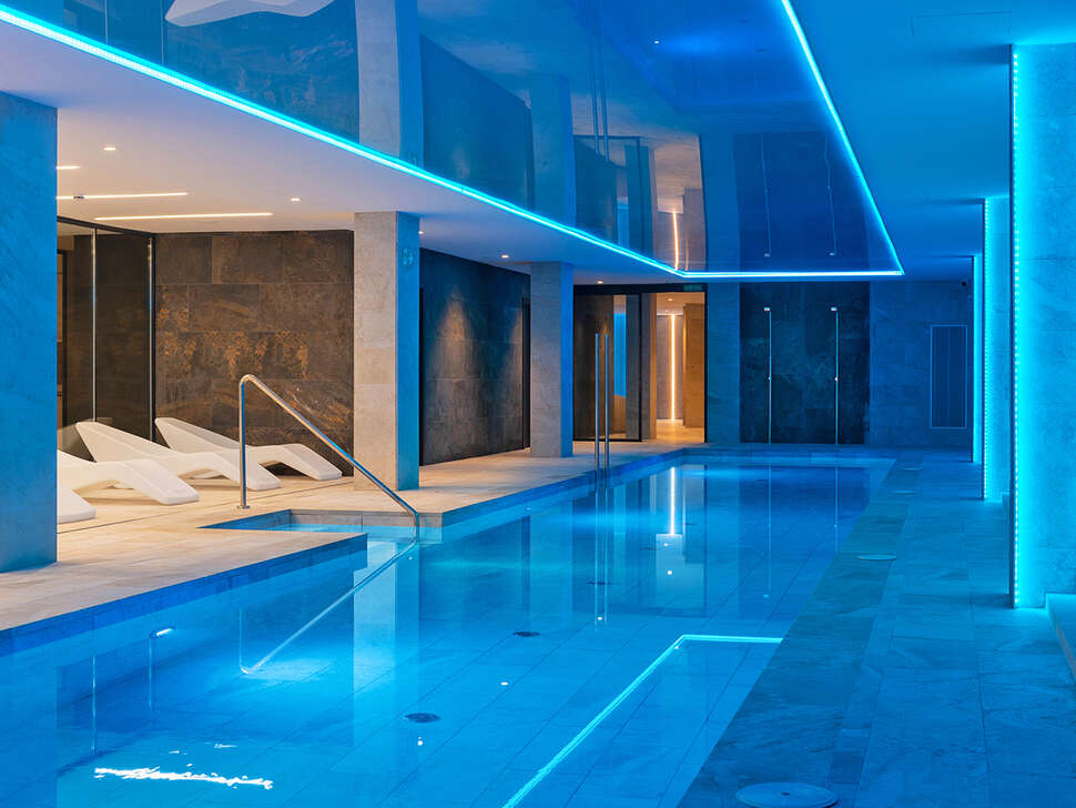 Een foto van het zwembad bij L'Azure Hotel