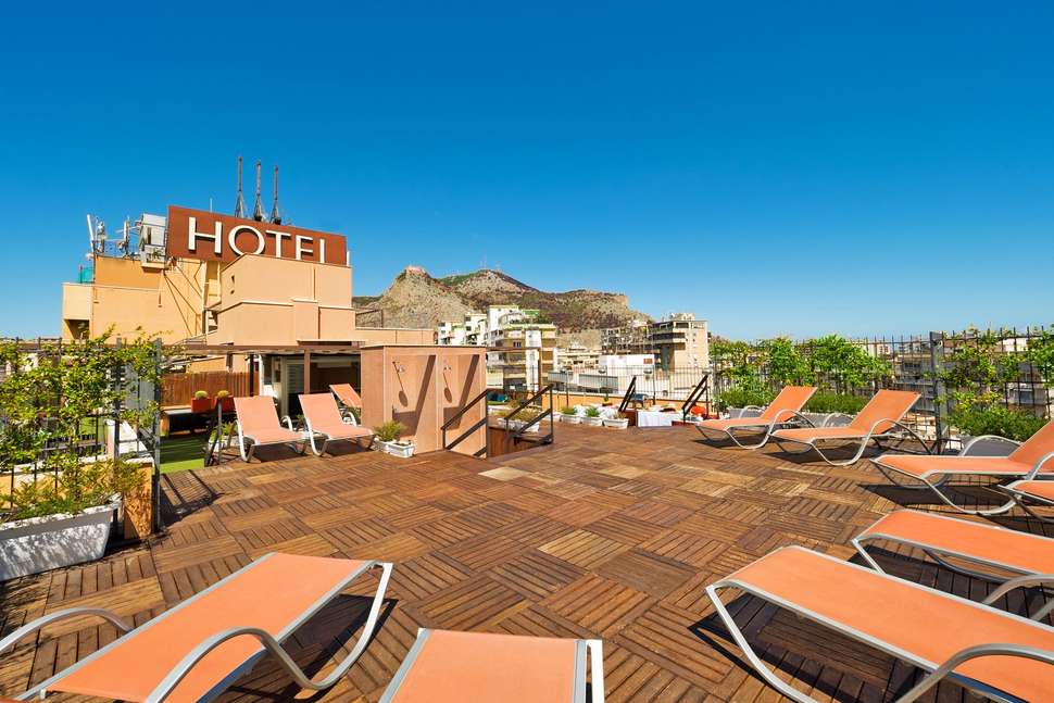 Een foto van het terras bij Astoria Palace Hotel