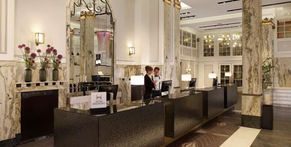 Een foto van het interieur van Reichshof Hotel Hamburg