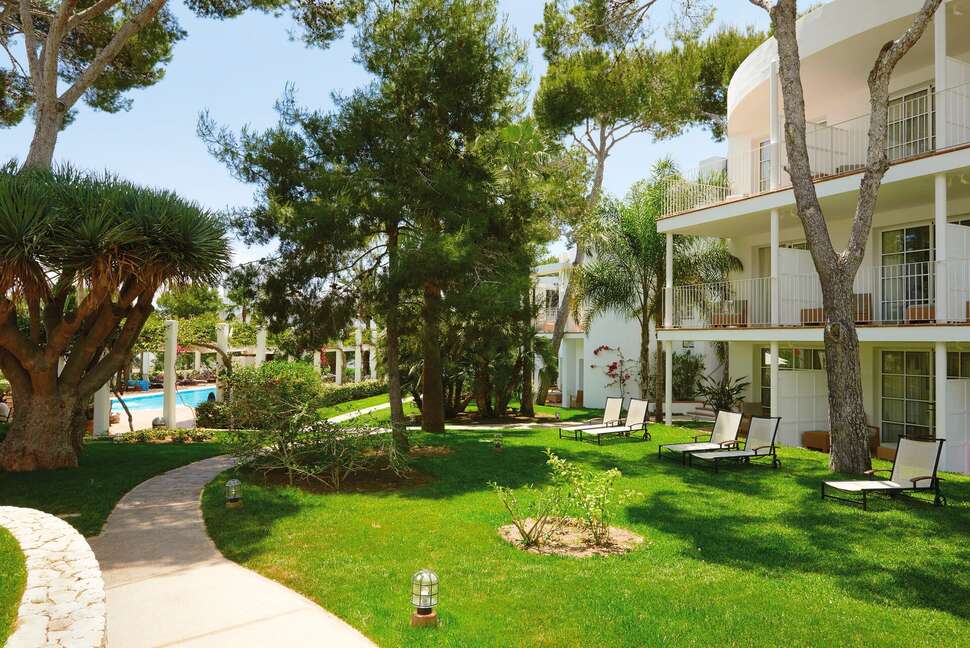 Een foto van het terras bij Melia Cala d'Or Boutique Hotel