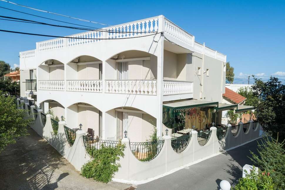 Een foto van de buitenkant van Bella Vista Hotel & Studios