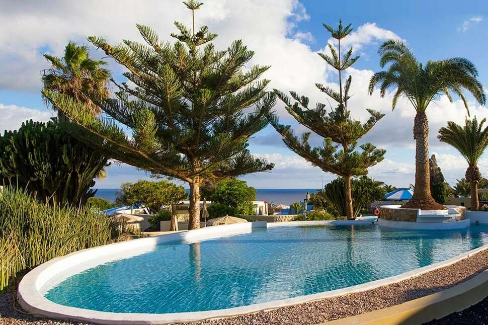 Ein Foto vom Pool im Hotel Livvo Risco del Gato Suites