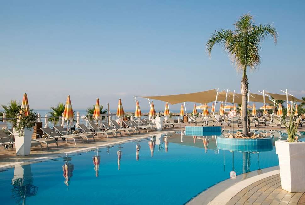 Een foto van het zwembad bij Asterias Beach Hotel