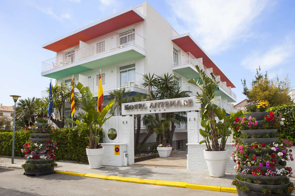 Een foto van de buitenkant van Hotel Ibersol Antemare Spa