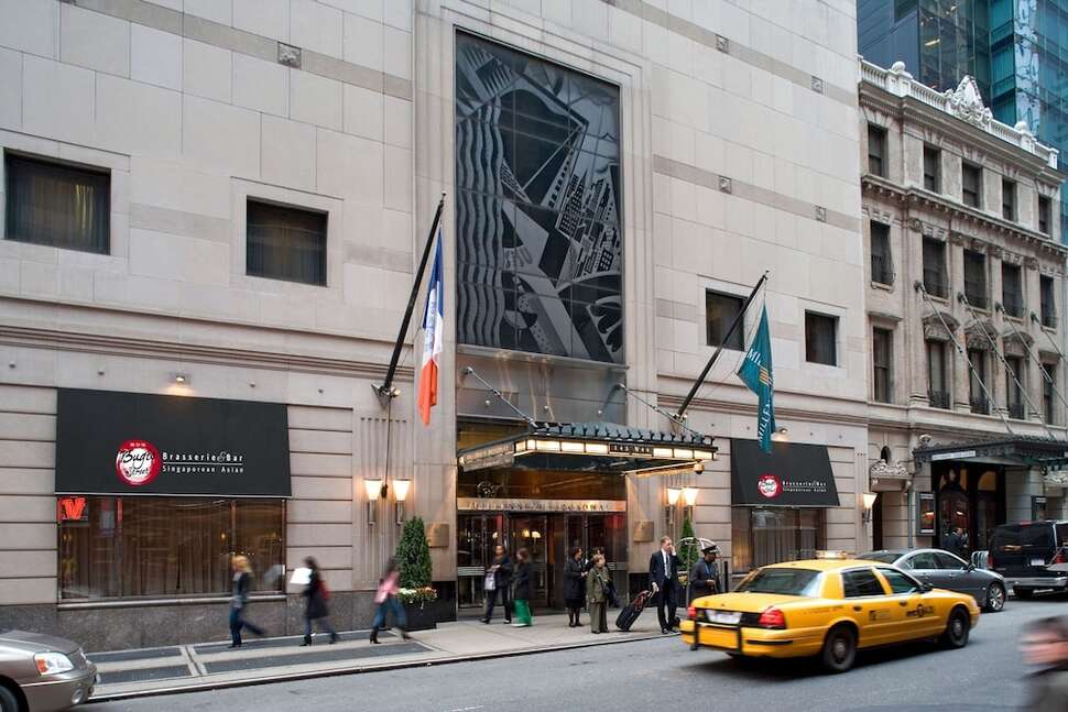 Een foto van de buitenkant van Millennium Broadway Hotel