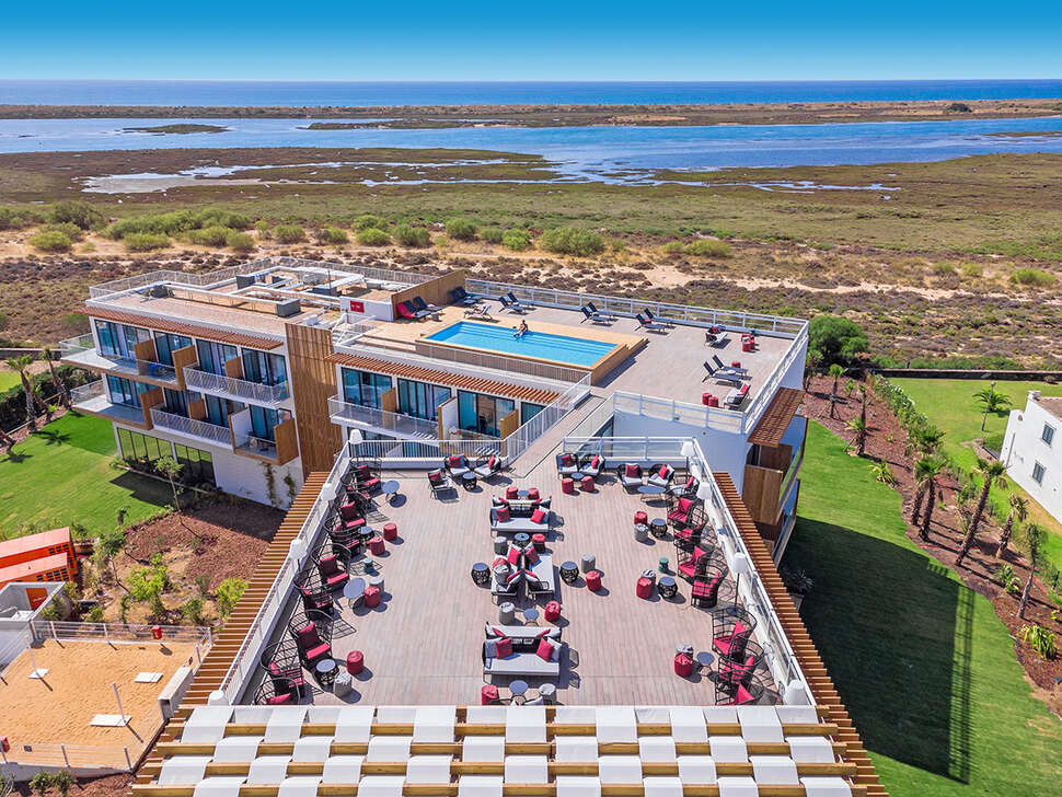 Een foto van het terras bij AP Cabanas Beach & Nature