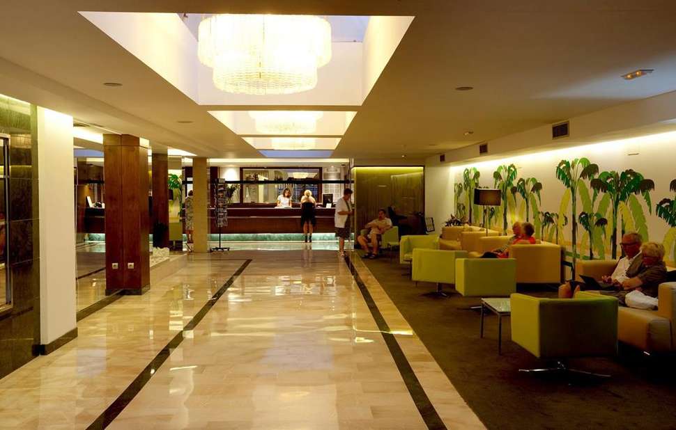 Een foto van het interieur van Mercure Benidorm