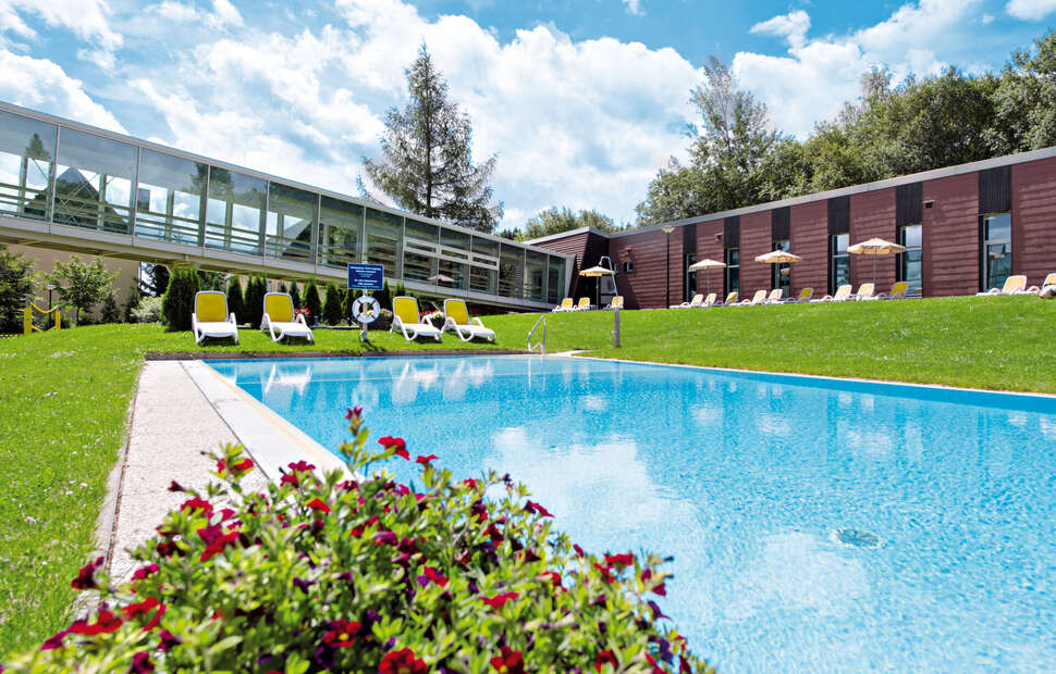 Ein Foto vom Pool im Ahorn Waldhotel Altenberg