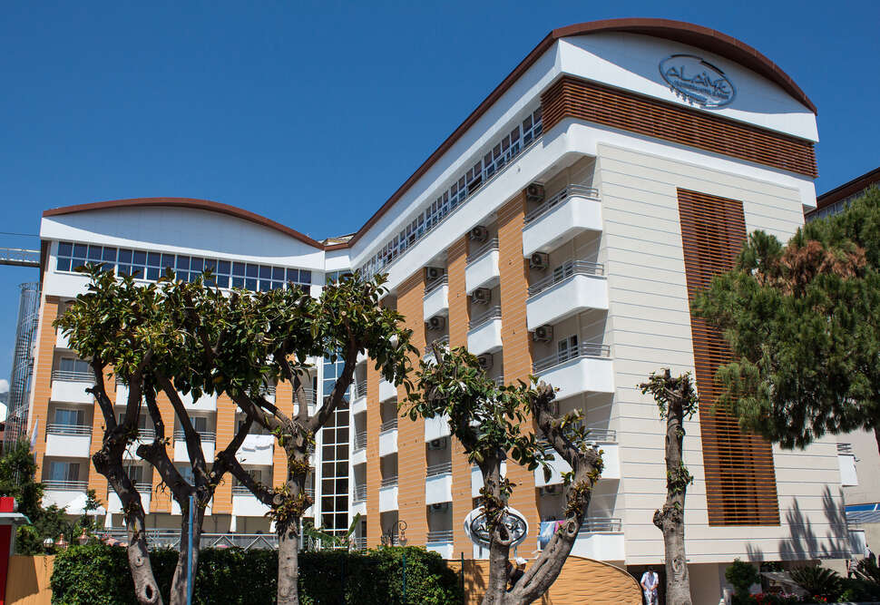 Ein Foto von der Außenansicht des Alaiye Kleopatra Hotel