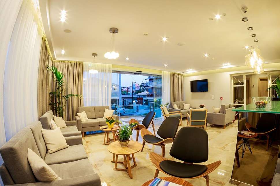 Ein Foto vom Innenbereich im Porto Planos Beach Hotel
