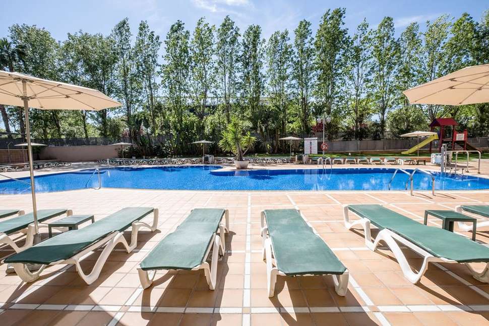 Een foto van het zwembad bij Hotel California Palace