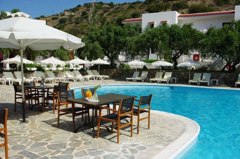 Een foto van het zwembad bij Astron Hotel Karpathos