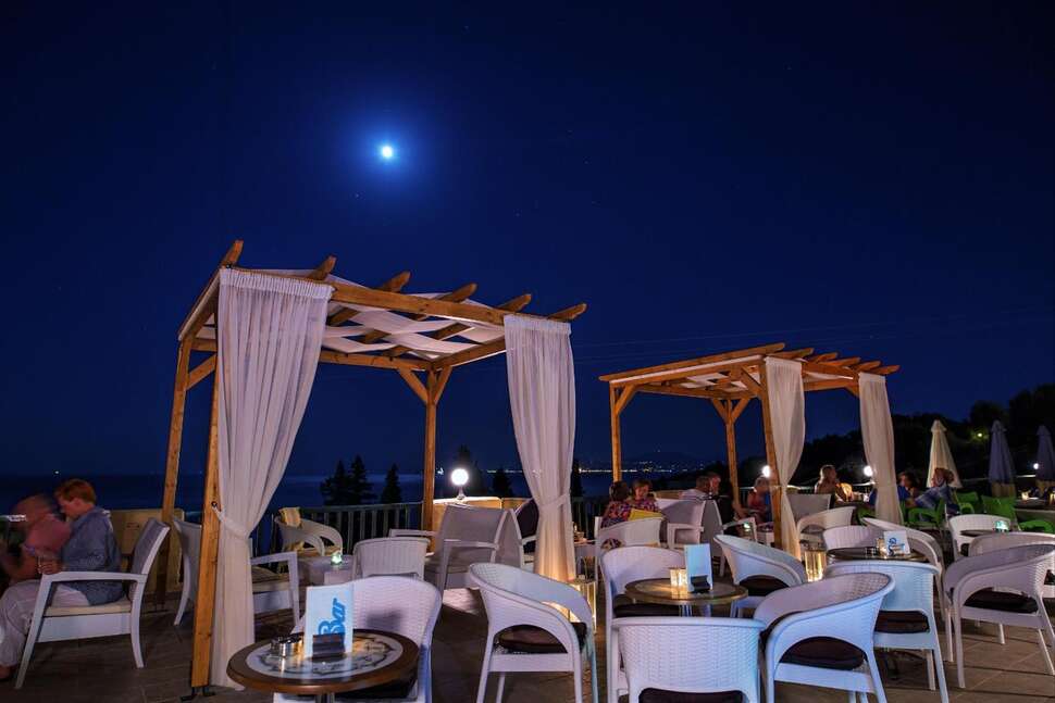 Een foto van het terras bij Corfu Aquamarine Hotel