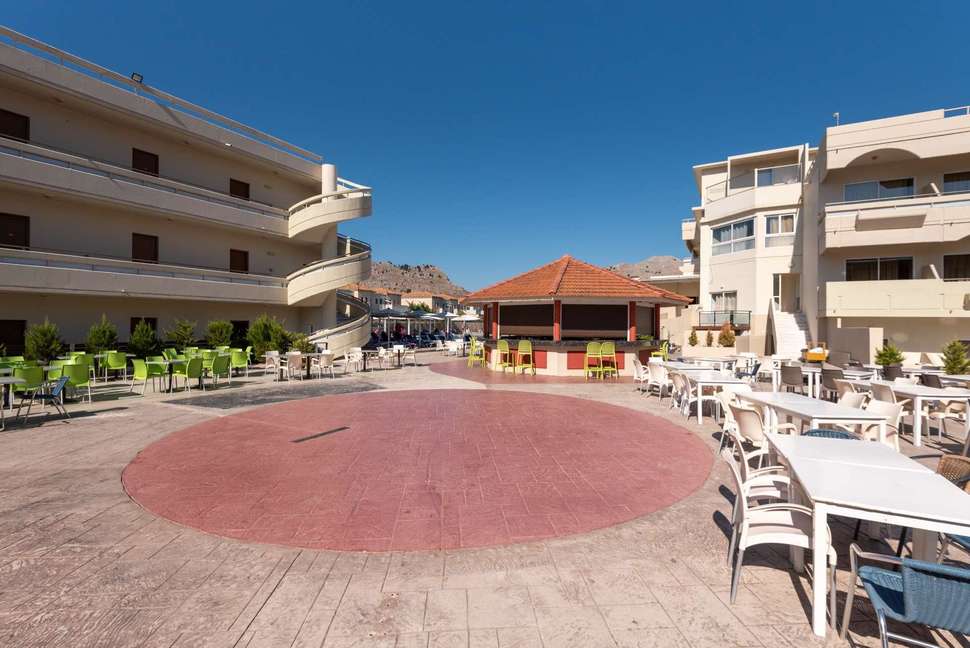 Een foto van het terras bij Delfinia Resort