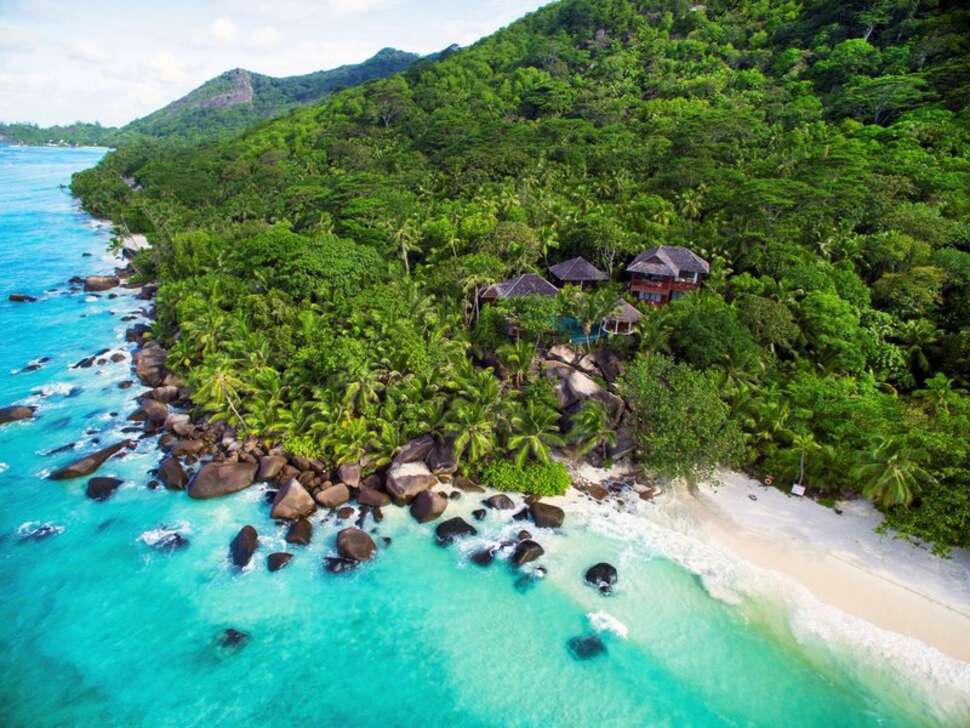 Een foto van het strand bij Hilton Seychelles Labriz Resort & Spa