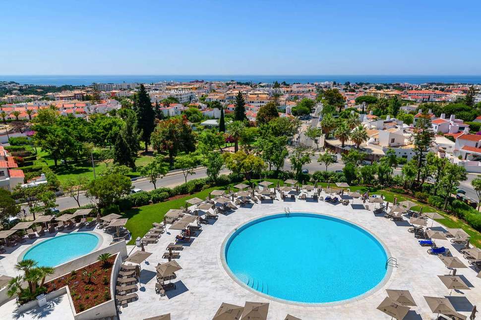 Een foto van het zwembad bij Jupiter Albufeira Hotel