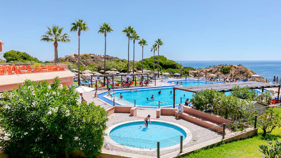 Een foto van het zwembad bij Auramar Beach Resort