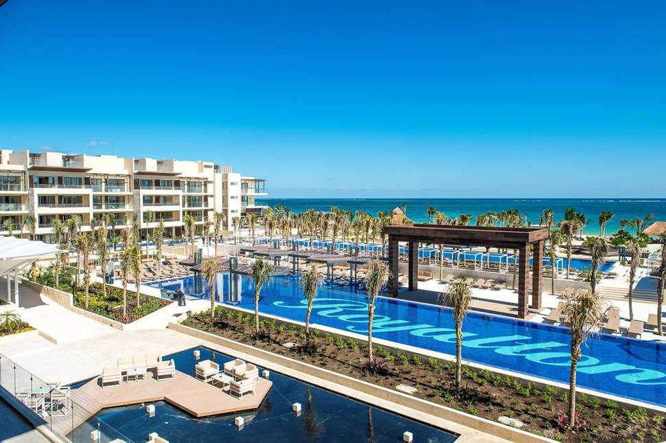 Een foto van het zwembad bij Royalton Riviera Cancun