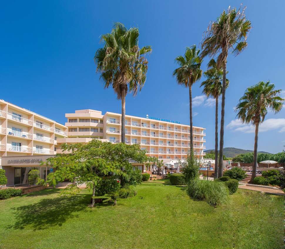 Een foto van de buitenkant van Invisa Hotel Es Pla